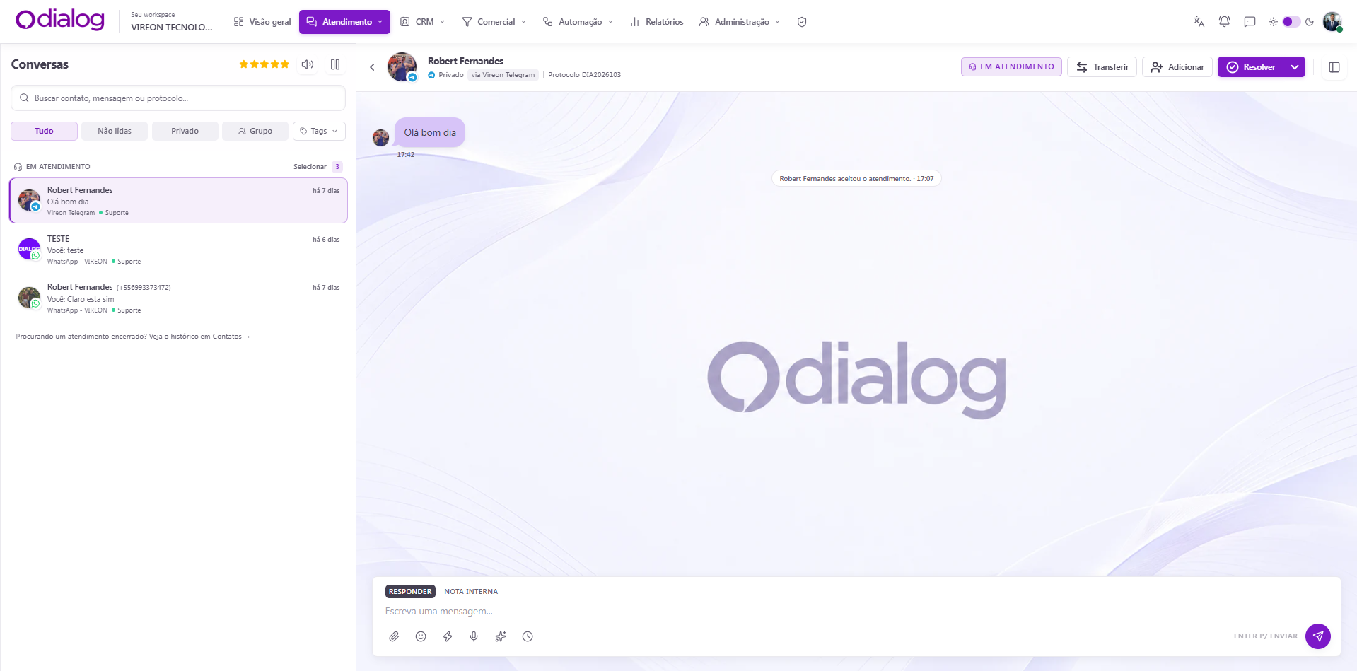 Tela real de atendimento da Dialog com lista de conversas, conversa aberta e campo de resposta